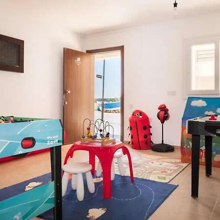 Flat 150 M To In Yeni Iskele Apartment